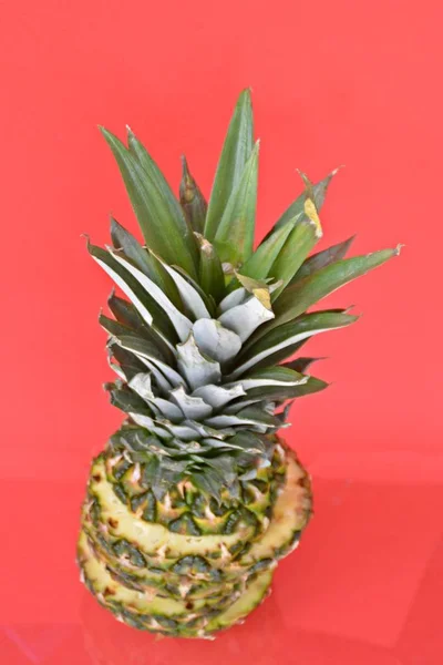 Samen Vormen Segmenten Van Een Ananas Een Hele Ananas Voor — Stockfoto