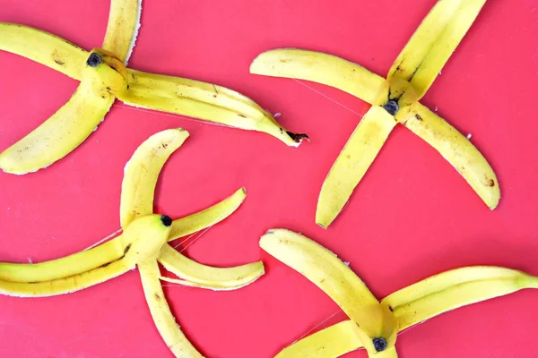 Cascas Banana Frente Fundo Colorido — Fotografia de Stock