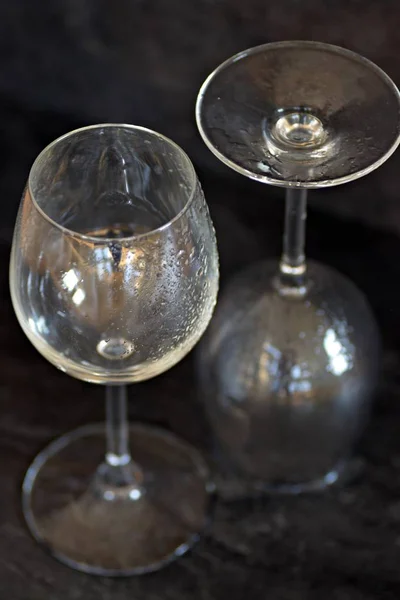 Fechar Dois Copos Vinho Vazios Com Condensação Lado Copo Contra — Fotografia de Stock