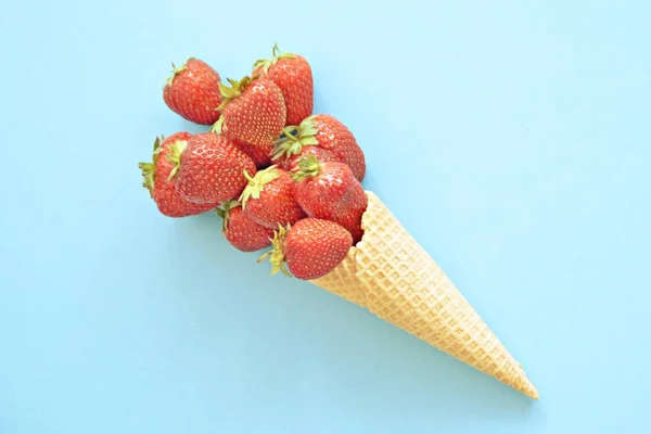 Cono Helado Con Fresas Sobre Fondo Color — Foto de Stock