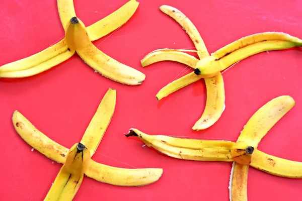 Cascas Banana Frente Fundo Colorido — Fotografia de Stock