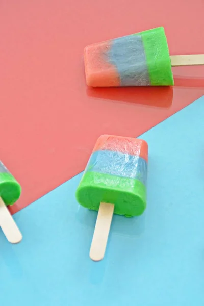 Paleta Fruta Helado Sobre Fondo Azul Rojo Soda Paleta Fresa — Foto de Stock