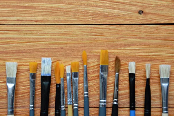 Ahşap Bir Arka Planda Kullanılan Boya Fırçaları Farklı Tip Farklı — Stok fotoğraf