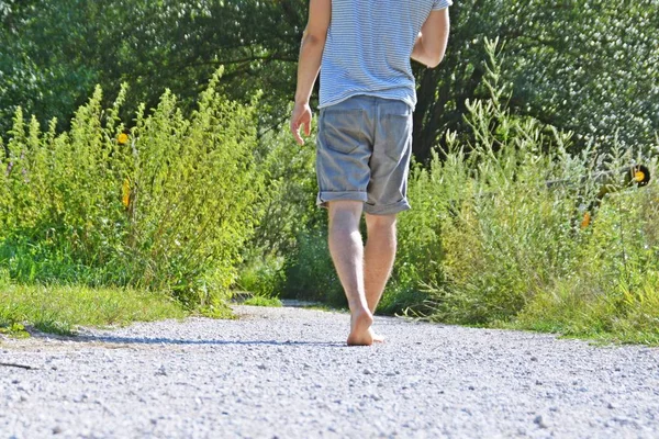 Ayaklarda Yakın Çekim Ormanda Çakıl Bir Yol Boyunca Yürür Yazlık — Stok fotoğraf