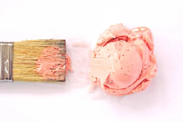 Use Uma Escova Para Tomar Sorvete Rosa Como Uma Cor — Fotografia de Stock