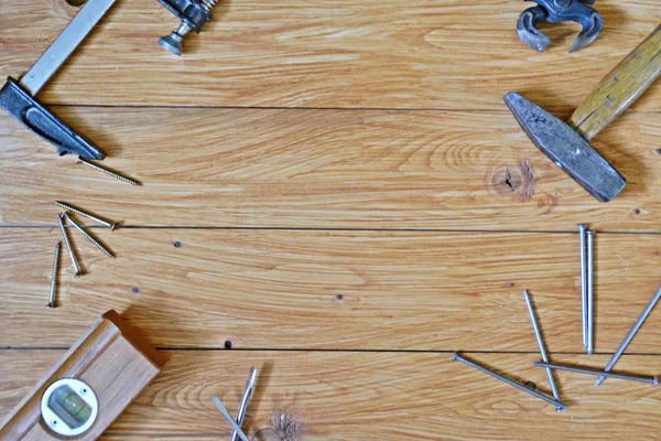 Banco Lavoro Con Martello Chiodo Legno Altri Strumenti Disposti Una — Foto Stock