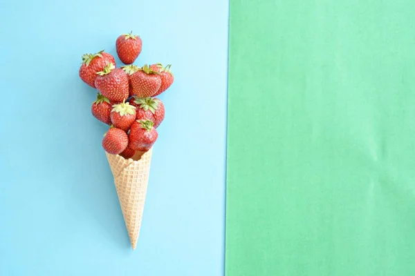 Zmrzlinový Kužel Jahodami Barevném Pozadí — Stock fotografie