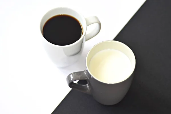 Deux Tasses Devant Fond Noir Blanc Une Tasse Contient Café — Photo