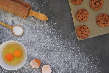 çikolatalı kurabiye hazırlama üst görünümü 