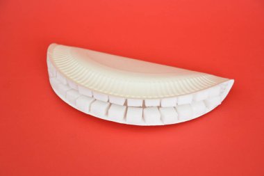 Kollu bir arka planda şeker küpleri dışında dişler