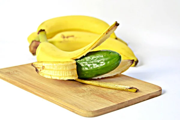 Pepino Casca Uma Banana — Fotografia de Stock