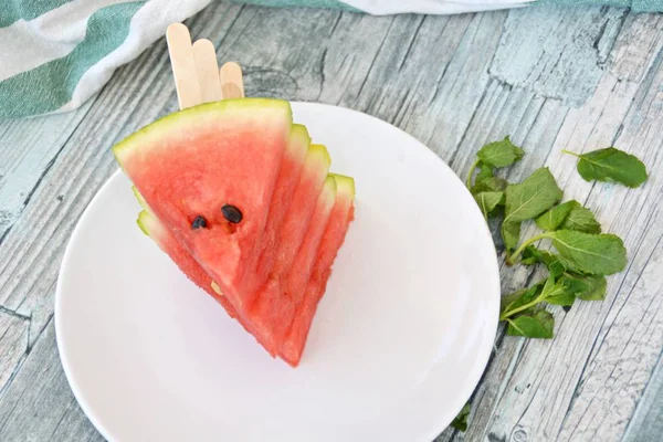 Watermeloen Slice Ijslolly Een Houten Achtergrond — Stockfoto