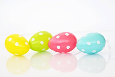 Beyaz arka plan önünde noktalı paskalya yumurtaları 