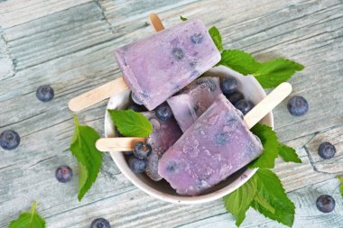 yaban mersini ve sütten yapılmış ev yapımı buzlu şekerler