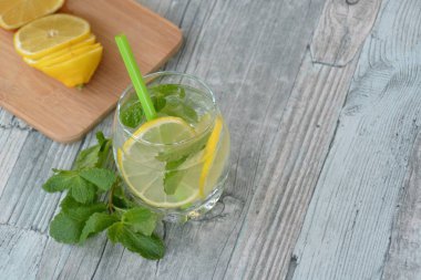 Nane ve limon ile ahşap bir masa üzerinde yaz içki