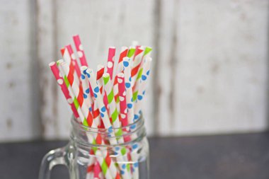 Ahşap bir arka planda önünde bir cam farklı pipetler 