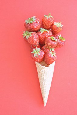 Renkli bir arka plan üzerinde çilek ile dondurma konisi