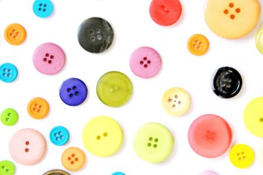 Bir renkli arka plan önünde farklı renk ve tasarımlar düğmeleri büyük bir set 