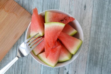 bir karpuz parçaları yemek