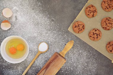 Mutfak tahtasında kurabiye pişirme 