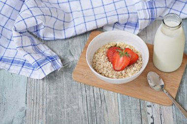 Sabahları sağlıklı bir kahvaltı olarak bir kase çilek ile yulaf ezmesi 