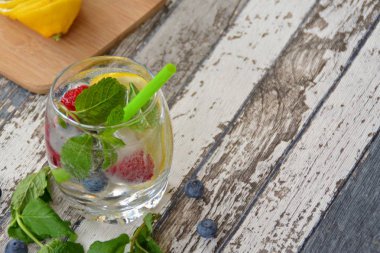 Nane, ahududu, narenciye ve yaban mersini yapılmış taze yaz içeceği 