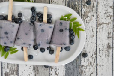 yaban mersini ve sütten yapılmış ev yapımı buzlu şekerler