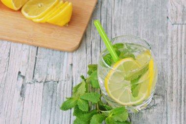 Nane ve limon ile ahşap bir masa üzerinde yaz içki