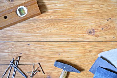 Çekiç, çivi, ahşap ve diğer araçları ile Çalışma Tezgahı bir çerçeve ve metin için yer düzenlenmiş