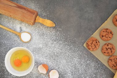 Mutfak tahtasında kurabiye pişirme 