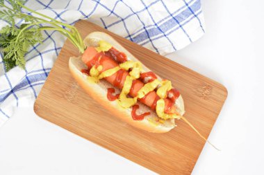 Bir havuç ve bir sosisli çörek sağlıklı sosisli 