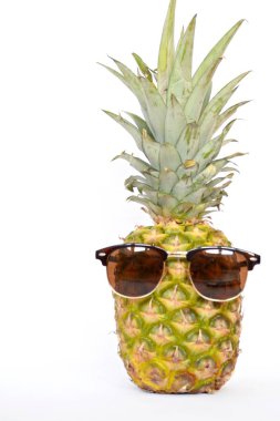 renkli bir arka plan önünde ananas 