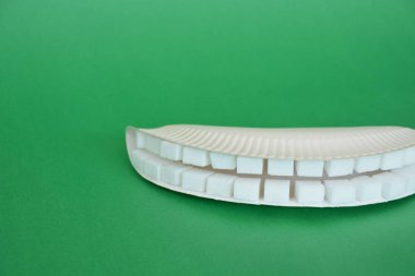 Kollu bir arka planda şeker küpleri dışında dişler