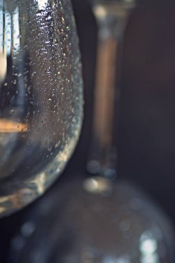 Koyu bir arka plan karşı cam tarafında yoğuşma ile iki boş şarap kadehi üzerinde Closeup