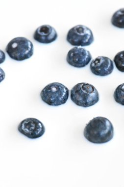 süt içine damla yaban mersini 