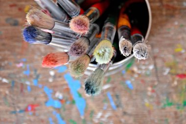 Yakın çekim - Bir kara tahta üzerinde bir kutu fırçalar 