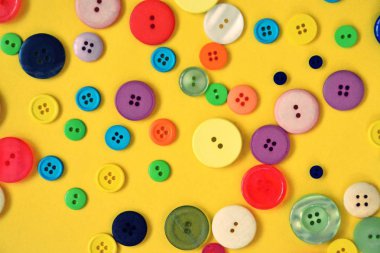 Bir renkli arka plan önünde farklı renk ve tasarımlar düğmeleri büyük bir set 