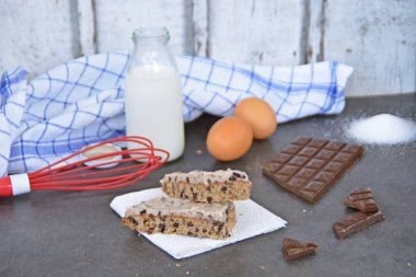 bir mutfak yüzeyinde toppic ile ev yapımı çikolatalı ekmek 