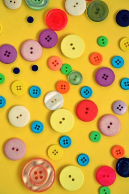 Bir renkli arka plan önünde farklı renk ve tasarımlar düğmeleri büyük bir set 