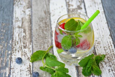 Nane, ahududu, narenciye ve yaban mersini yapılmış taze yaz içeceği 