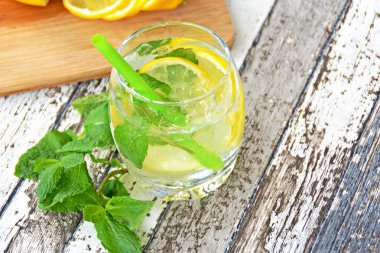 Nane ve limon ile ahşap bir masa üzerinde yaz içki