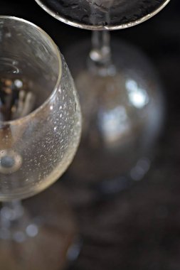 Koyu bir arka plan karşı cam tarafında yoğuşma ile iki boş şarap kadehi üzerinde Closeup