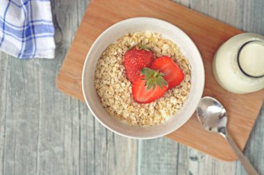 Sabahları sağlıklı bir kahvaltı olarak bir kase çilek ile yulaf ezmesi 