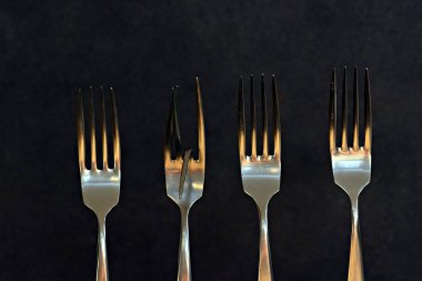 Olağanüstü olmanın yararlı ve anlamlı olmak için eşit olmadığını bir sembol olarak üst üste üç normal ve bir bükülmüş çatal - Çatalile Kavram - Bir diğerlerinden farklı 