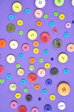 Bir renkli arka plan önünde farklı renk ve tasarımlar düğmeleri büyük bir set 