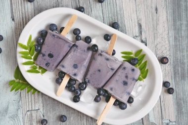 yaban mersini ve sütten yapılmış ev yapımı buzlu şekerler