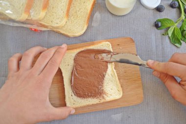 Kahvaltı için bir tost üzerine yaymak Çikolata krem