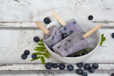 yaban mersini ve sütten yapılmış ev yapımı buzlu şekerler