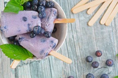 yaban mersini ve sütten yapılmış ev yapımı buzlu şekerler