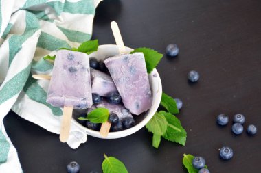 yaban mersini ve sütten yapılmış ev yapımı buzlu şekerler